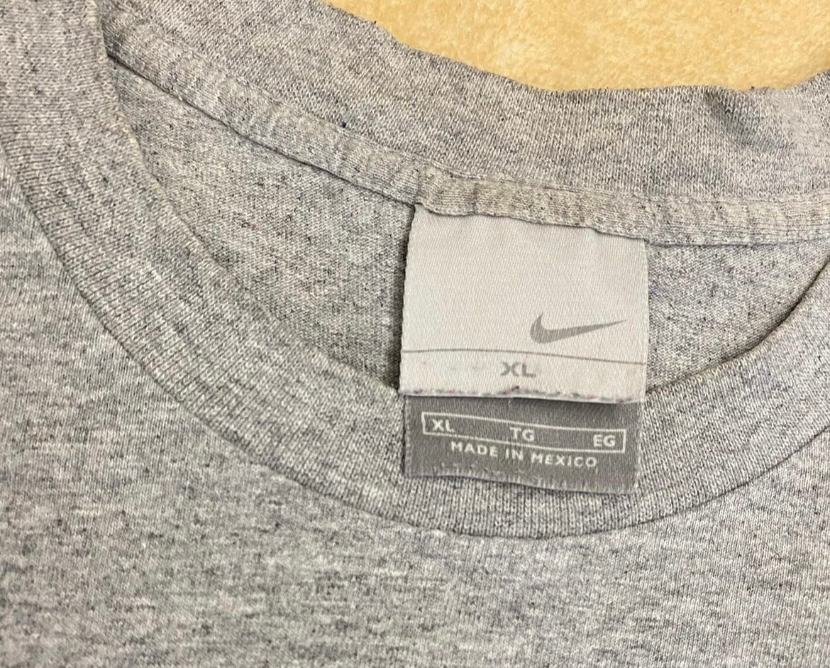 Vintage NIKE embroidery logo tee